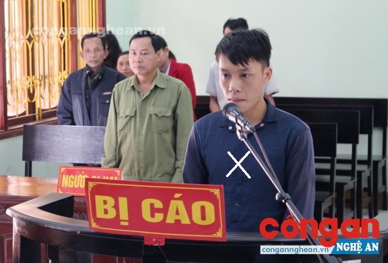 Bị cáo Trương Đức Khánh (X) tại phiên tòa