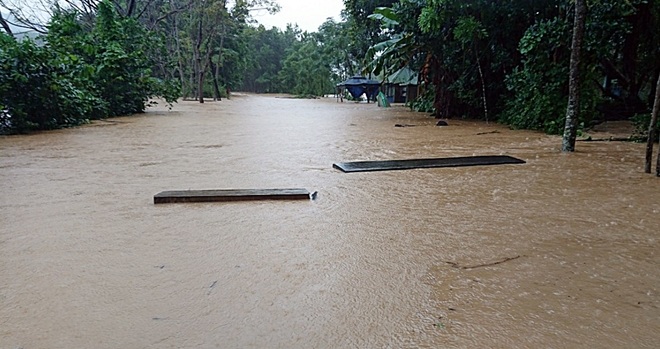 QL14E đoạn qua địa bàn xã Phước Hiệp, huyện Phước Sơn bị nước lũ chia cắt hoàn toàn.