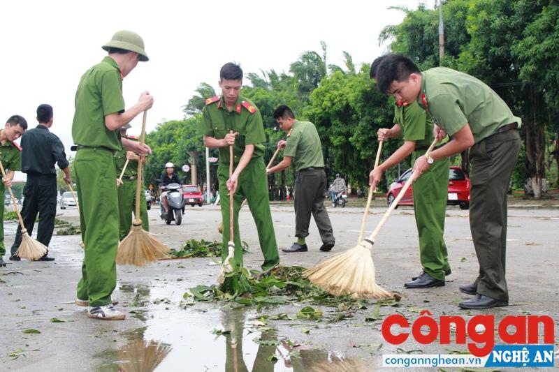 Đoàn Thanh niên Công an tỉnh ra quân tổng dọn vệ sinh sau cơn bão