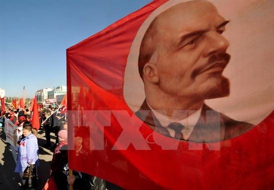 Giương cao ảnh vị lãnh tụ vĩ đại của giai cấp vô sản Vladimir Lênin trong một cuộc tuần hành kỷ niệm Cách mạng tháng Mười Nga ở thành phố Stavropol