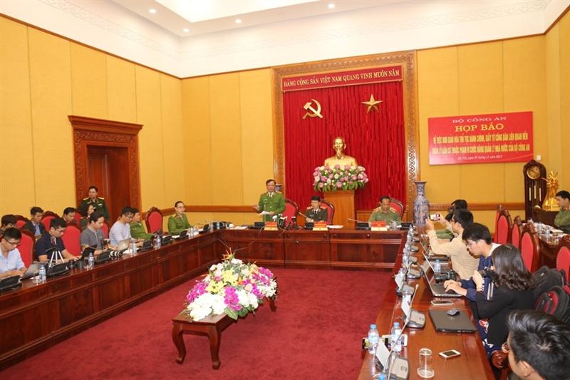 Trung tướng Trần Văn Vệ phát biểu tại buổi họp báo.