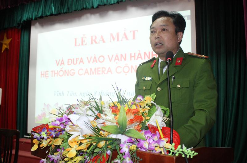 Đồng chí Trung tá Thái Văn Cần, Trưởng Công an phường Vinh Tân báo cáo kết quả triển khai Camera cộng đồng