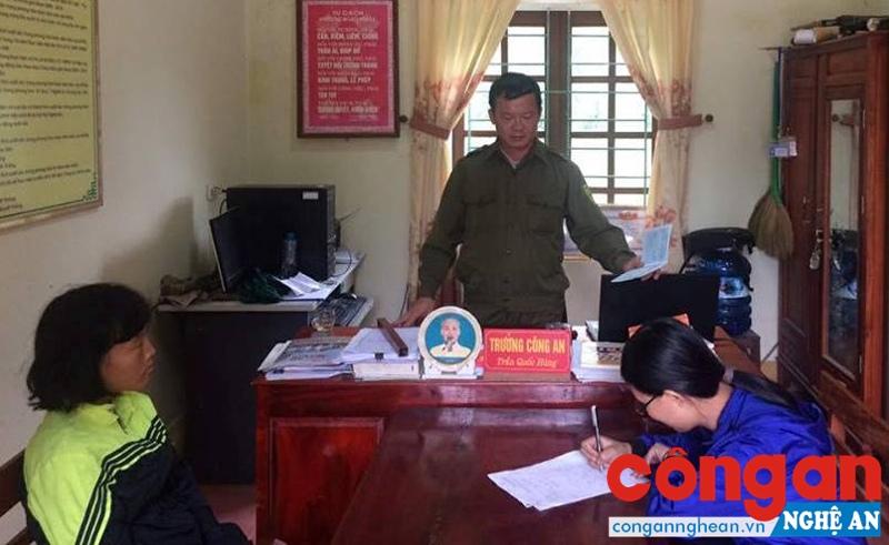 Đồng chí Trần Quốc Hùng, Trưởng Công an xã Thanh Khê giải đáp cho người dân về thủ tục hành chính