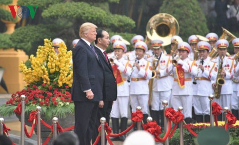 Chủ tịch nước Trần Đại Quang mời Tổng thống Hoa Kỳ Donald Trump bước lên bục danh dự. Quân nhạc cử Quốc thiều hai nước.