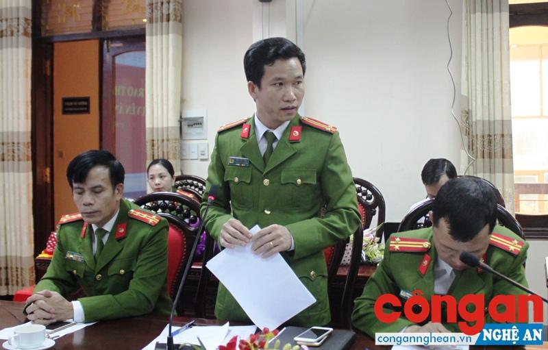 Đồng chí Trung tá Nguyễn Đức Thân báo cáo kết quả đấu tranh chuyên án.