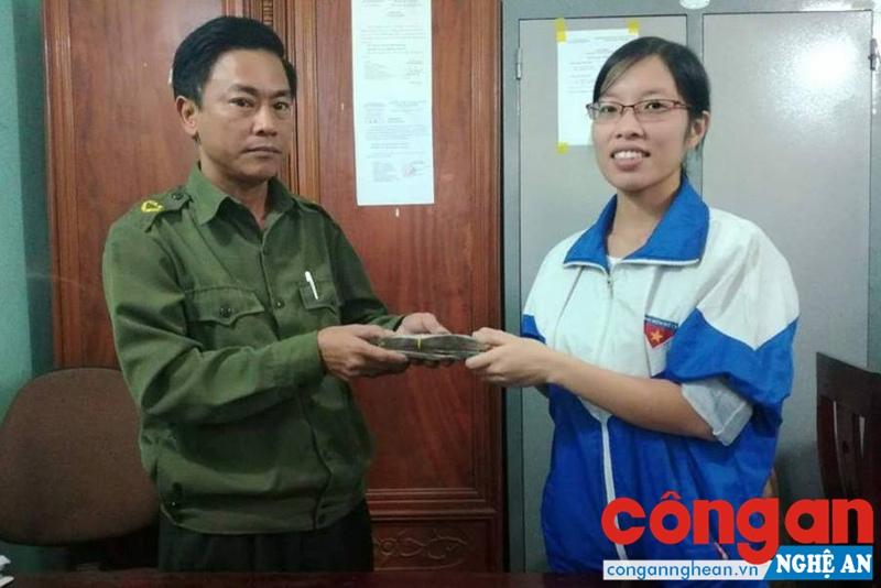 Đồng chí Nguyễn Văn Thông, Trưởng Công an xã Đồng Văn trao trả số tiền 23.708.000 đồng cho cô giáo Nguyễn Thị Huyền Trang