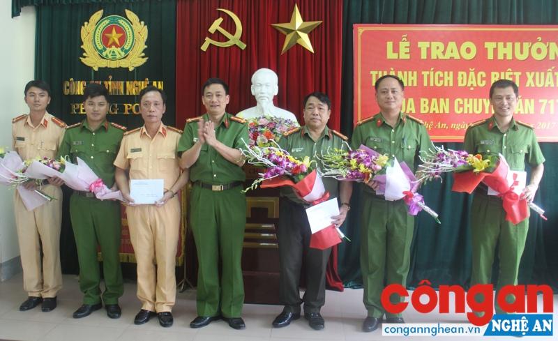 Đồng chí Đại tá Nguyễn Mạnh Hùng, Phó Giám đốc Công an tỉnh khen thưởng Phòng Cảnh sát ĐTTP về Ma túy và các đơn vị nghiệp vụ vì thành tích xuất sắc trong đấu tranh với tội phạm ma túy