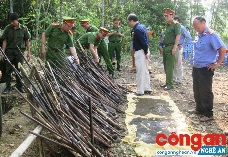 Công an huyện Kỳ Sơn tiêu hủy vũ khí, vật liệu nổ và công cụ hỗ trợ thu hồi được trong nhân dân