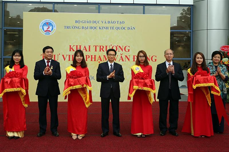 Phó Thủ tướng Vũ Đức Đam dự khai trương thư viện Phạm Văn Đồng. Ảnh: VGP/Đình Nam