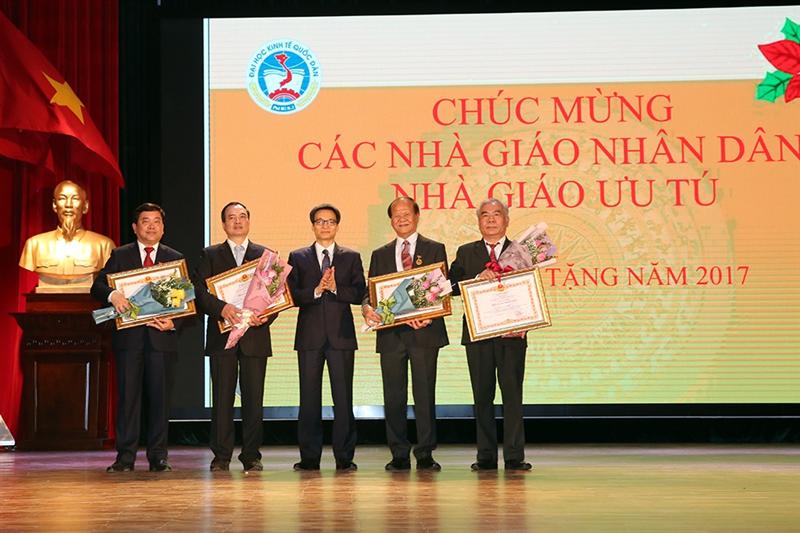 Phó Thủ tướng Vũ Đức Đam trao tặng danh hiệu Nhà giáo Nhân dân cho một số cán bộ, giảng viên của Đại học Kinh tế quốc dân. Ảnh: VGP/Đình Nam