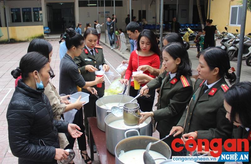  CBCS Báo Công an Nghệ An trong chương trình “Bát cháo tình thương” tại Bệnh viện Sản - Nhi Nghệ An