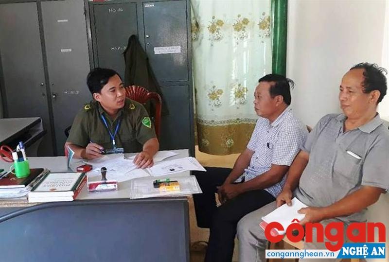 Đồng chí Nguyễn Cảnh Thống, Trưởng Công an xã Thanh Văn hướng dẫn các thủ tục hành chính cho người dân