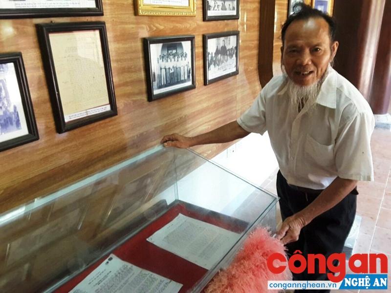  Ông Hồ Văn Liên say sưa kể về hoạt động của cố Bộ trưởng Trần Quốc Hoàn thông qua những bức ảnh tư liệu quý giá tại Khu tưởng niệm