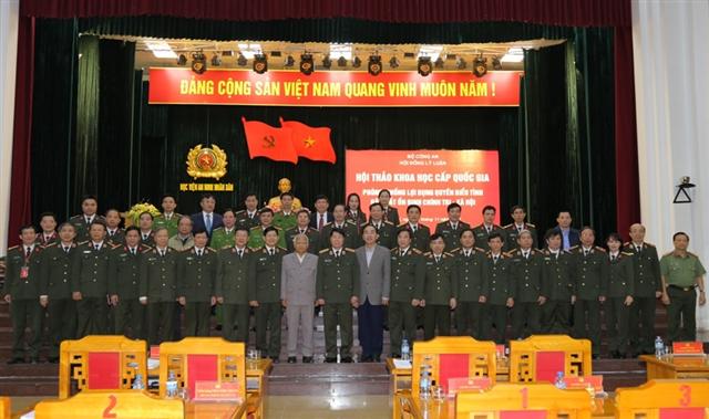 Thứ trưởng Bùi Văn Nam cùng các đại biểu dự Hội thảo.