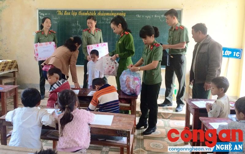 Đoàn viên, thanh niên Công an huyện Tương Dương trao quà cho học sinh nghèo