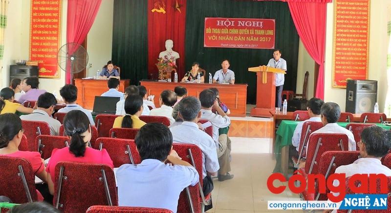 Người dân nêu kiến nghị tại buổi đối thoại Chủ tịch HĐND, UBND với nhân dân ở xã Thanh Long, huyện Thanh Chương