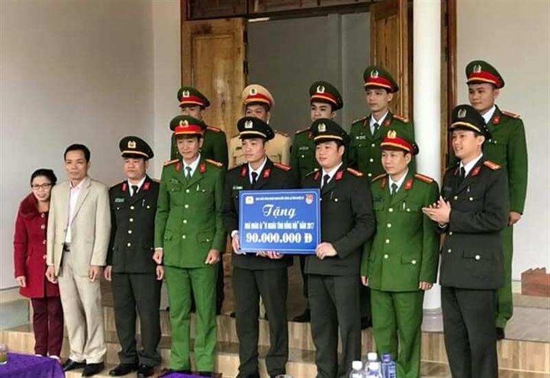 Quỹ “nghĩa tình đồng đội” của ban chấp hành Đoàn TNCS HCM công an tỉnh Nghệ An hỗ trợ gia đìn thiếu úy Vi Văn Thành 90 triệu đồng
