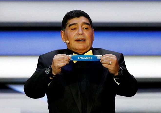 Maradona bốc thăm lá thăm của ĐT Anh