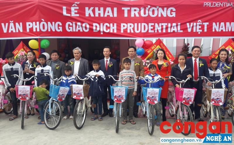 Đại diện lãnh đạo Prudential cùng địa phương trao xe đạp cho học sinh nghèo trên địa bàn