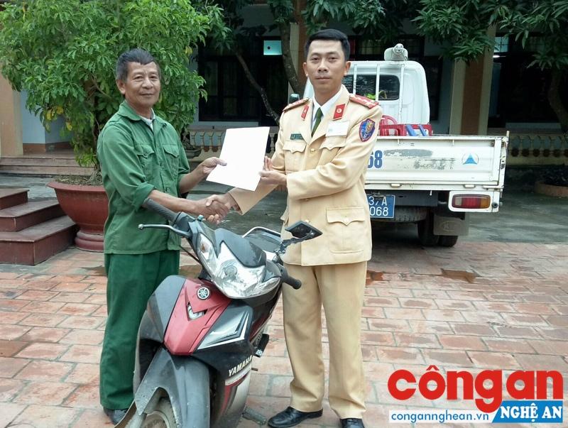  Đội CSGT Công an TX Thái Hòa trao trả xe máy cho người nhà anh Nguyễn Hoàng Nam