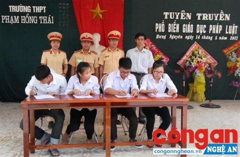 Đội CSGT-TT-CĐ Công an huyện Hưng Nguyên đặc biệt chú trọng công tác tuyên truyền Luật Giao thông đường bộ cho học sinh