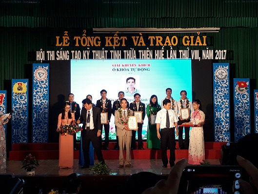 Anh Tín nhận giải thưởng tại hội thi Sáng tạo Kỹ thuật tỉnh Thừa Thiên Huế lần thứ 8 năm 2017. Ảnh: Nhật Tuấn.