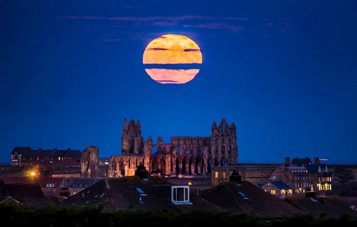 Siêu trăng trên Tu viện Whitby ở Yorkshire, Anh. Ảnh: PA