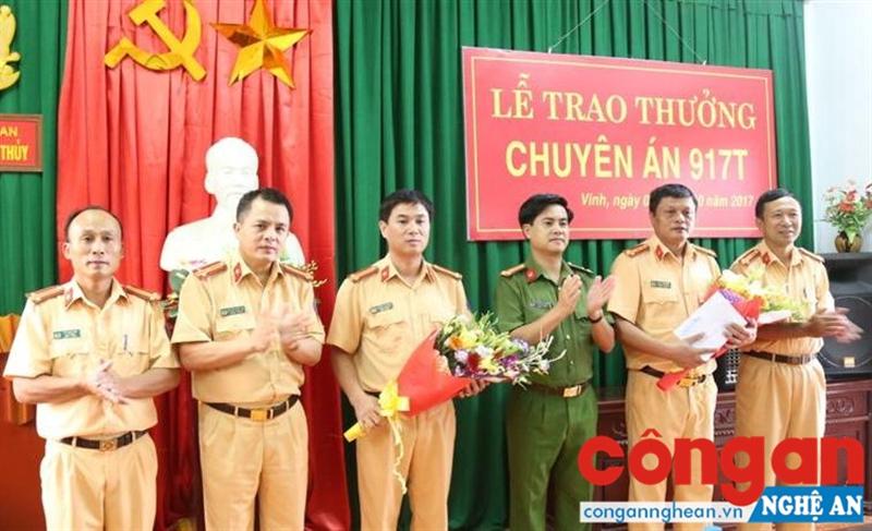 Lãnh đạo Công an tỉnh trao thưởng thành tích Chuyên án cho Phòng Cảnh sát Đường thủy