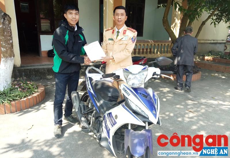 Cán bộ Đội CSGT Công an TX Thái Hòa trao trả xe cho anh Trần Văn Tuấn
