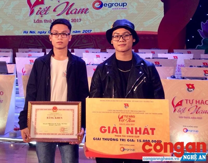 2 em Lê Anh Tuấn và Nguyễn Thái Phong tại lễ trao giải cuộc thi “Tự hào Việt Nam”