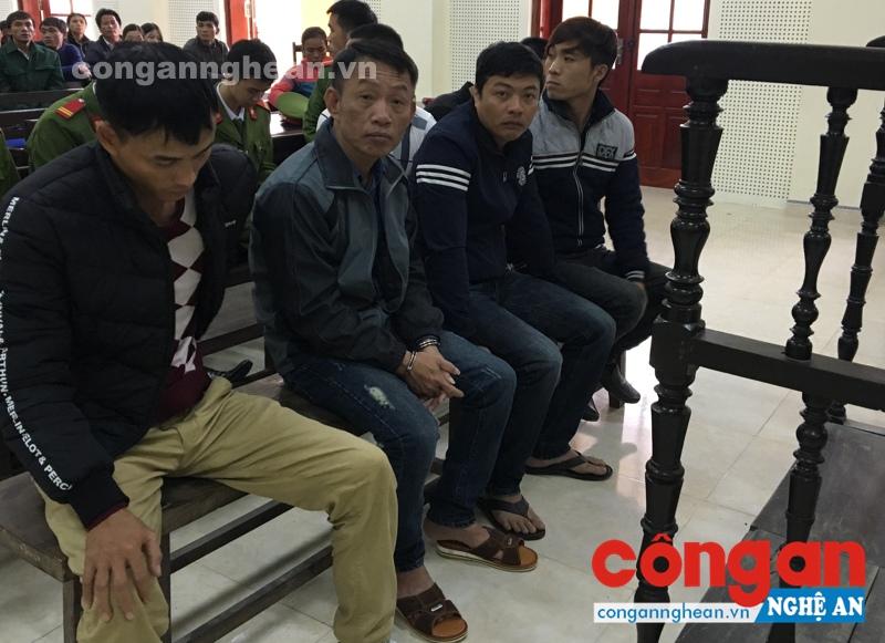 Bị cáo Nguyễn Xuân Linh (thứ 2 từ trái sang) bị TAND tối cao nâng mức án từ 3 năm lên 4 năm 6 tháng tù về tội cướp tài sản