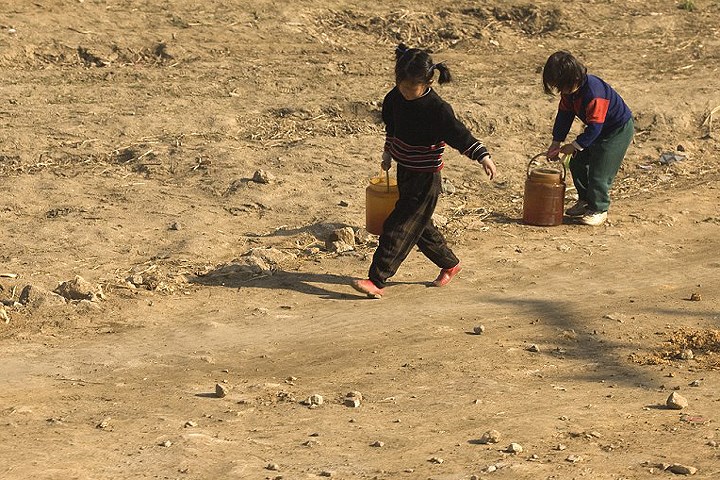 Hình ảnh các bé gái xách nước ở vùng nông thôn Triều Tiên.