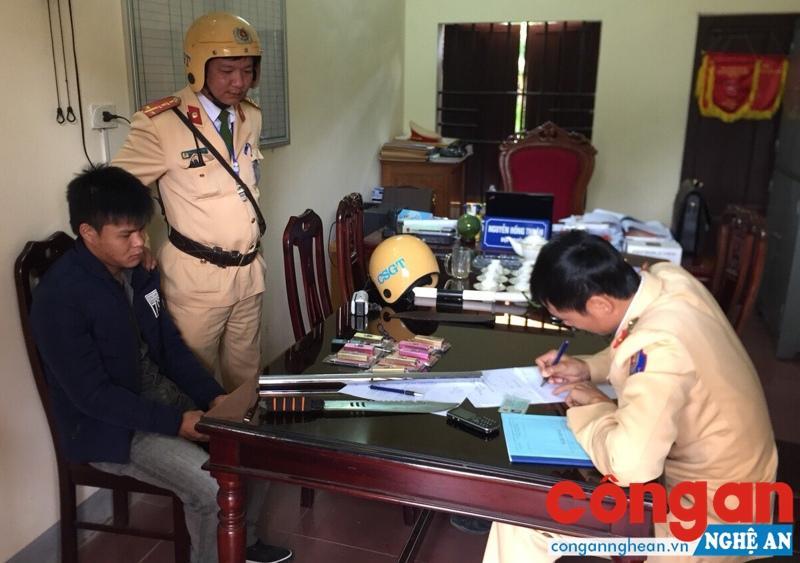  Đội Cảnh sát Giao thông - Trật tự - Cơ động Công an huyện Diễn Châu xử lý đối tượng tàng trữ vũ khí trái phép
