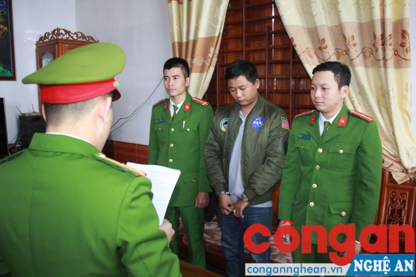 Lực lượng chức năng đọc lệnh bắt tạm giam đối với Nguyễn Văn Tới tại nhà riêng