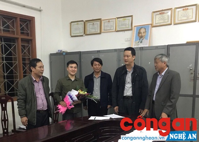 Lãnh đạo UBND huyện Nghĩa Đàn trao thưởng nóng cho Ban chuyên án