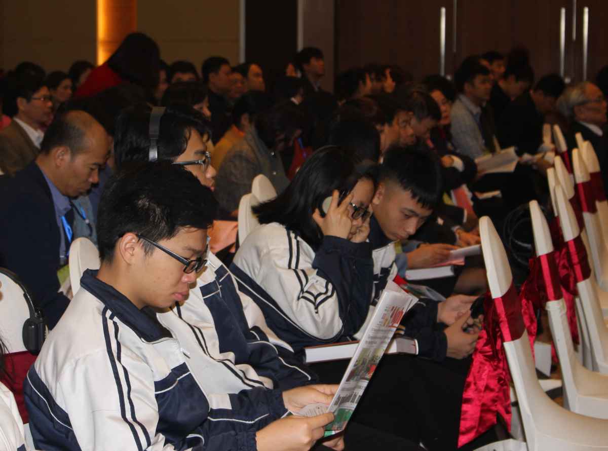 Học sinh trường Phan Bội Châu Nghệ An tại hội thảo