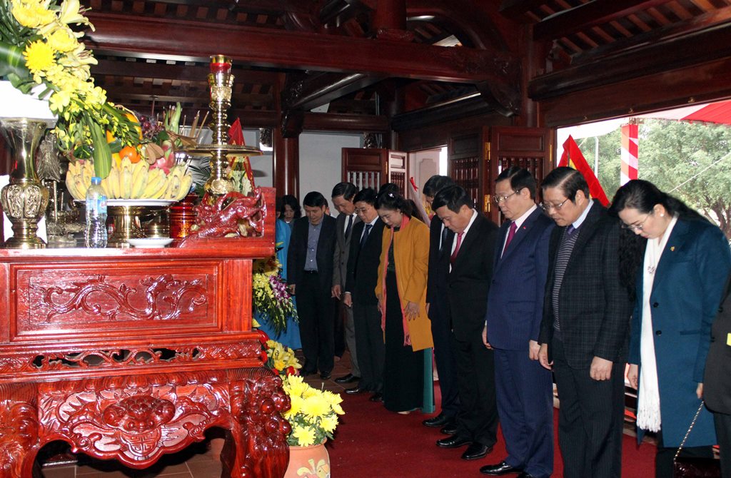 Đoàn đại biểu dâng hương tại nhà tưởng niệm cụ Phan Bội Châu (Nam Đàn)