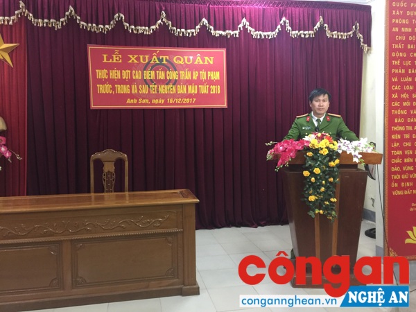 Thiếu tá Đoàn Nam Trung- Phó Trưởng Công an huyện thông qua Lệnh của Giám đốc Công an tỉnh về đợt ra quân cao điểm