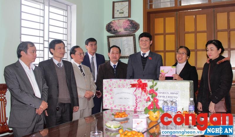 Tặng quà tại Trung tâm nuôi dưỡng trẻ mồ côi, khuyết tật 19 tháng 3 ở xã Nghi Diên, huyện Nghi Lộc.