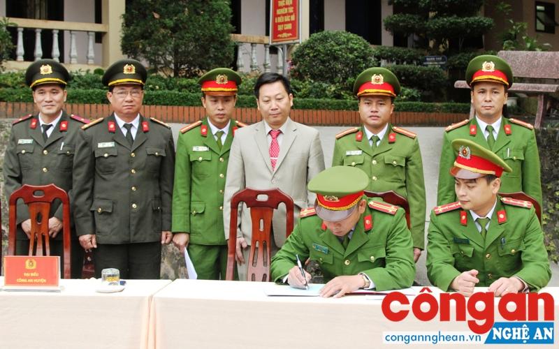 Các đội nghiệp vụ Công an huyện Tương Dương ký kết giao ươc thi đua đợt ra quân tấn công, trấn áp tội phạm.