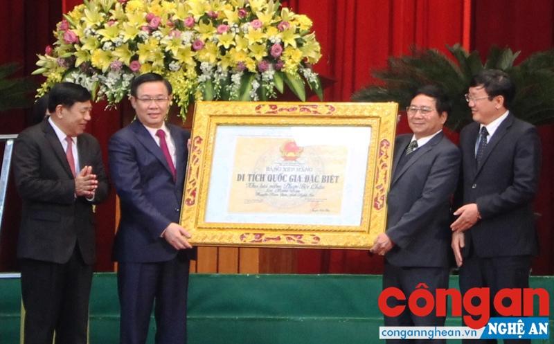 Phó Thủ tướng Vương Đình Huệ trao bằng di tích quốc gia đặc biệt cho lãnh đạo tỉnh Nghệ An