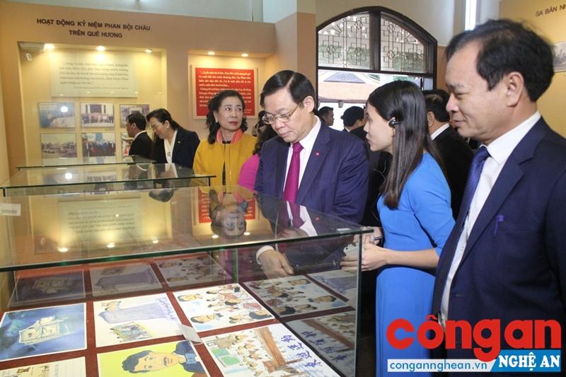 Phó Thủ tướng Vương Đình Huệ tham quan khu trưng bày tại Khu di tích lưu niệm Phan Bội Châu