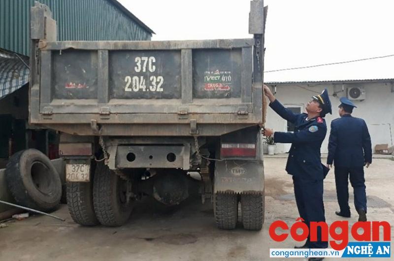 Thanh tra GTVT Nghệ An tiến hành đo thùng xe tải có dấu hiệu cơi nới