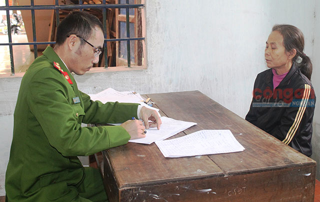 Công an huyện Quỳnh Lưu lấy lời khai đối tượng Nguyễn Thị Vân