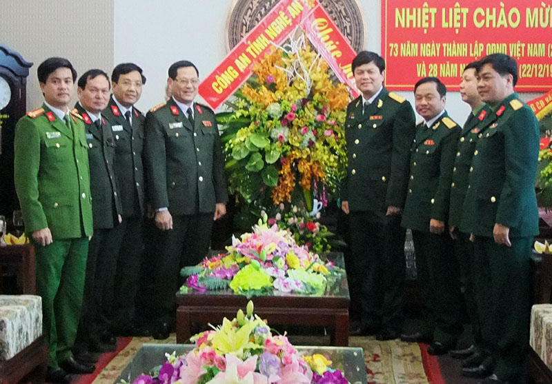 CANA tặng hoa chúc mừng Bộ chỉ huy Quân sự tỉnh