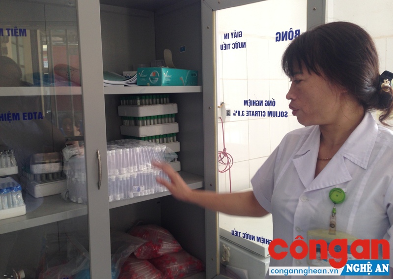 Nhân viên y tế kiểm tra kho thuốc tại Bạnh viện Đa khoa huyện Anh Sơn
