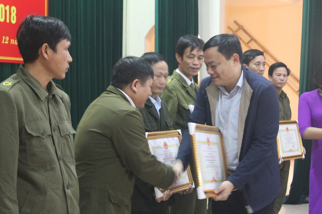 Đồng chí Phạm Ngọc Cảnh, Phó Bí thư Huyện ủy tặng danh hiệu đơn vị Quyết thắng cho 10 đơn vị