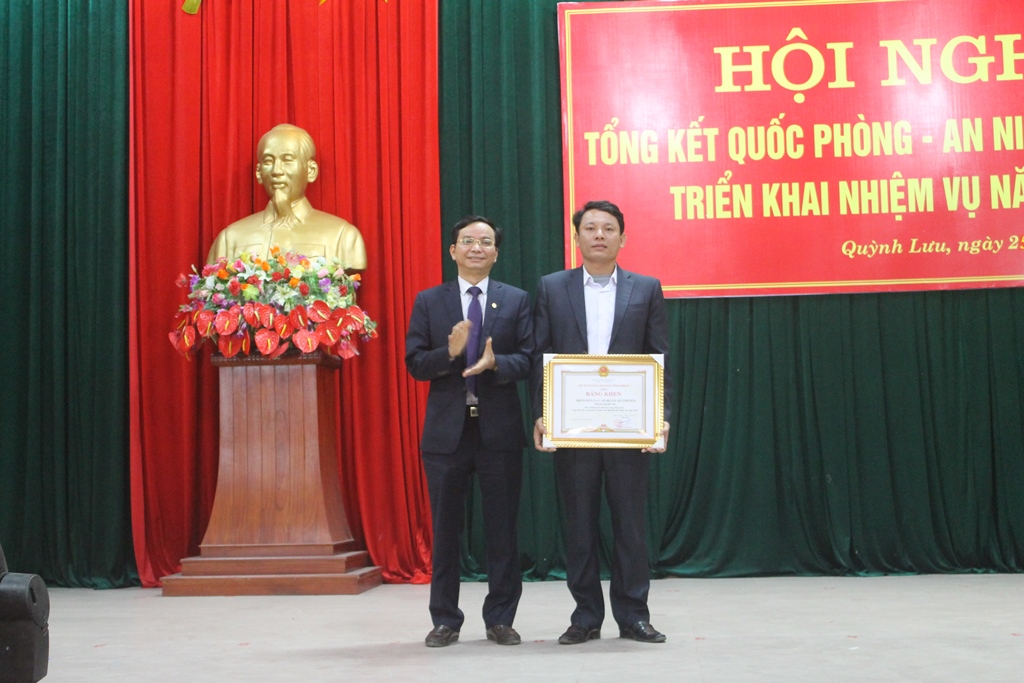 Đồng chí Hoàng Danh Lai - Chủ tịch UBND huyện tặng Bằng khen của UBND tỉnh cho nhân dân và xã bộ xã Quỳnh Hậu