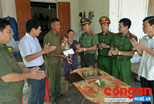 Công an huyện Thanh Chương trao quà cho Công an viên xã Thanh Văn có hoàn cảnh khó khăn 