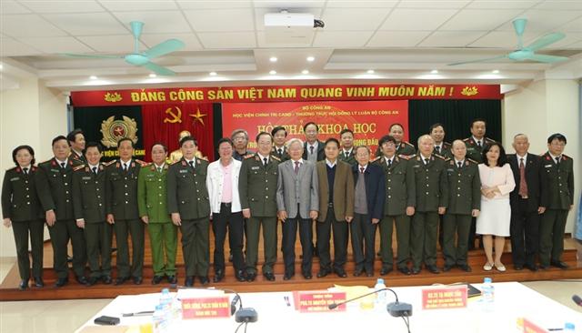 Thứ trưởng Nguyễn Văn Thành cùng các đại biểu dự Hội thảo.